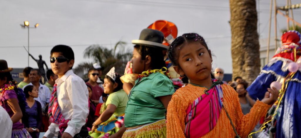 Escena del Carnaval de Arica relacionada con los oficios y personajes que sostienen la fiesta