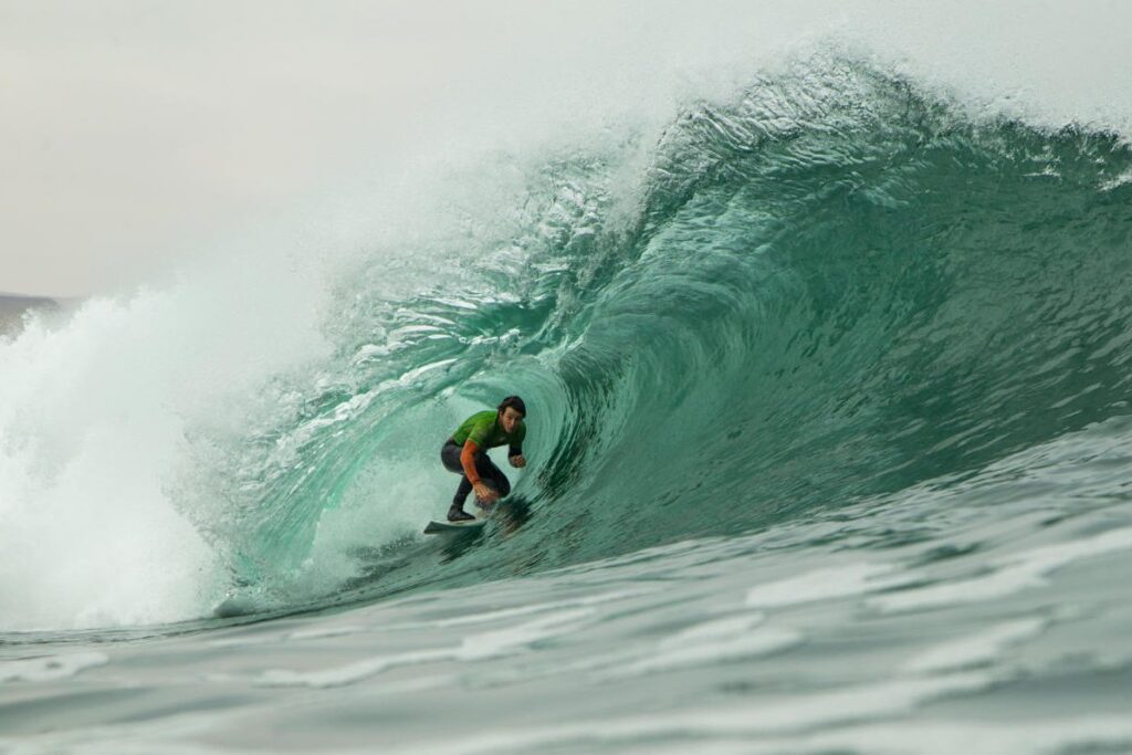 Surfista en la ola El Gringo de Arica para entrada sobre capital del surf nortino